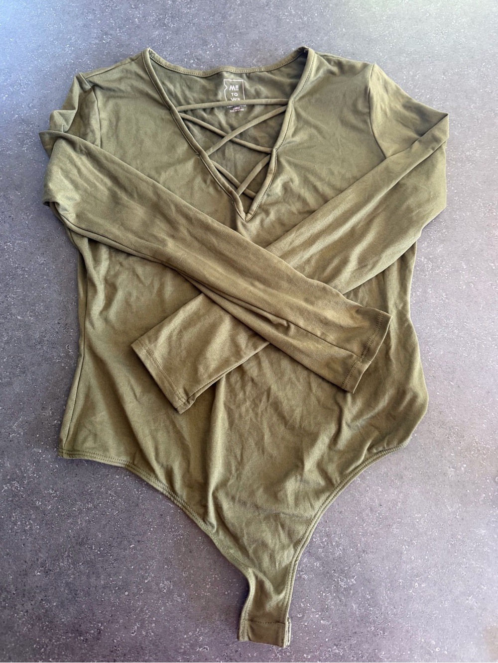 Me to We Women’s Large Olive Green Long Sleeve Strappy V-Neck Bodysuit